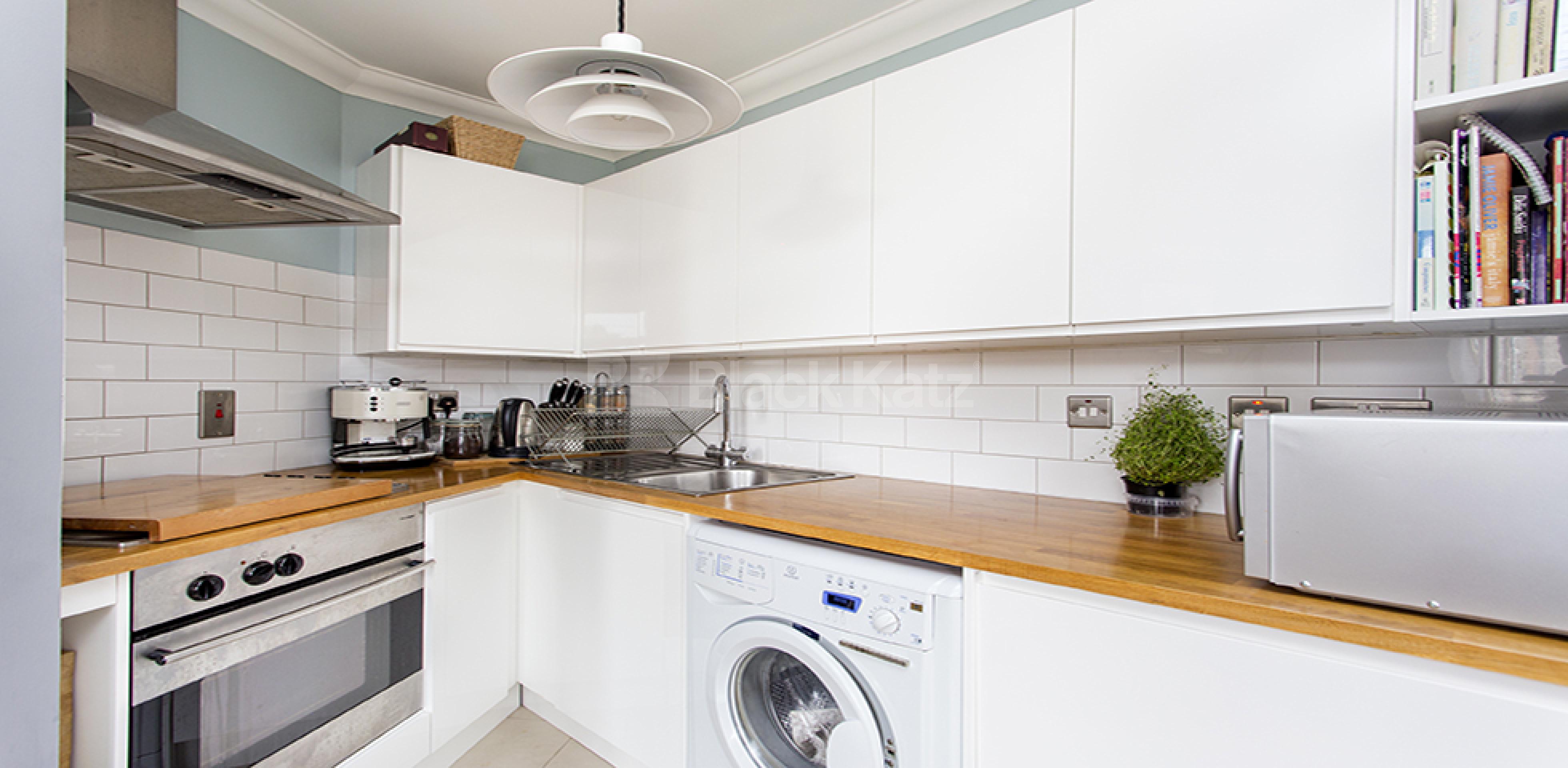 			1 Bedroom, 1 bath, 1 reception Flat			 Stoke Newington High Street  , STOKE NEWINGTON  N16